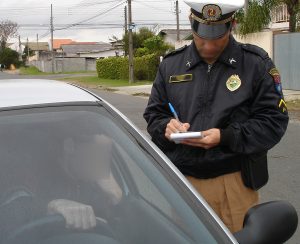 Câmara analisa projeto que aumenta valor da multa para quem dirigir sem ter habilitação