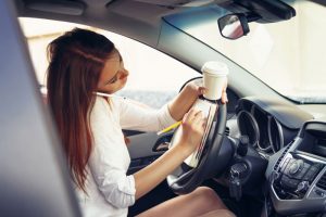 Você sabia que comer ao dirigir é uma infração de trânsito?