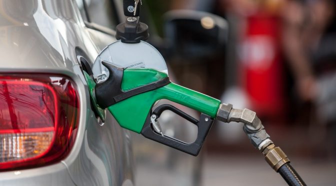 Preço médio da gasolina nas bombas cai pela 8ª semana seguida, diz ANP