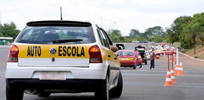 Projeto pretende anular exigências do Contran para veículos de autoescolas