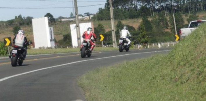 Colete com número da placa poderá ser obrigatório para motociclistas