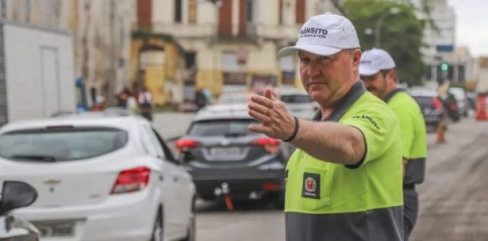 Motorista que não faz conversão obrigatória corre risco de ser multado e de sofrer acidente