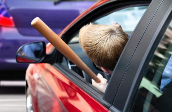 Praticar gesto obsceno ao dirigir poderá se tornar infração de trânsito