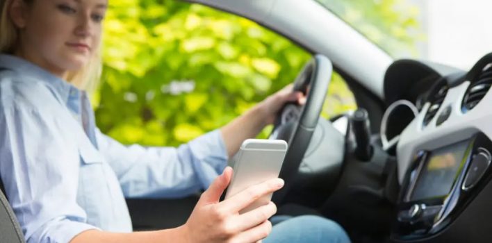 É permitido usar o celular enquanto o veículo está parado no semáforo?