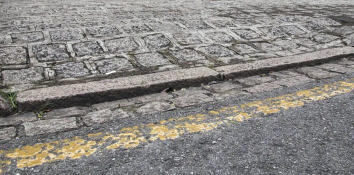 Estacionar em guia rebaixada quando não há entrada ou saída de veículos é infração?