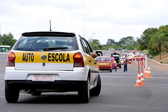 Projeto pretende anular exigências do Contran para veículos de autoescolas