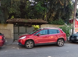 Posso ser multado se eu estacionar em frente a minha garagem?