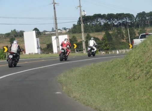 Colete com número da placa poderá ser obrigatório para motociclistas