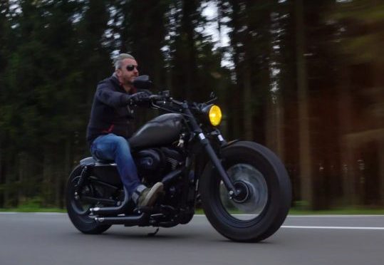 Conduzir motocicleta sem capacete leva à suspensão da CNH. Entenda!