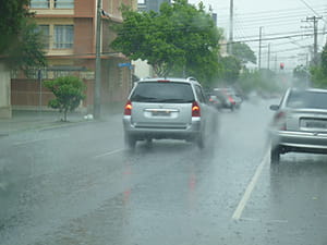 Em períodos de chuva é necessário redobrar os cuidados no trânsito