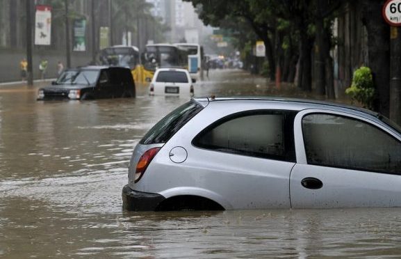 Saiba o que fazer quando seu carro for atingido por uma enchente