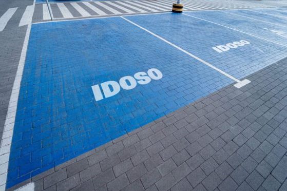 Cartão de estacionamento para idoso vale até para quem não tem CNH