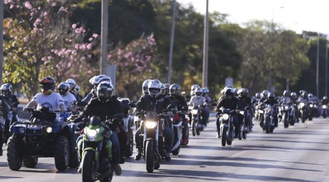 Afinal, motociclista pode costurar entre outros veículos?